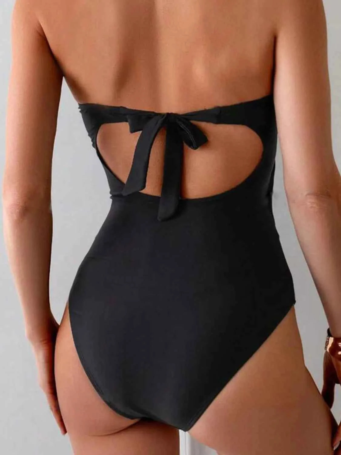 Maillot de bain à découpes avec décolleté en cœur pour un style unique - DevilShop