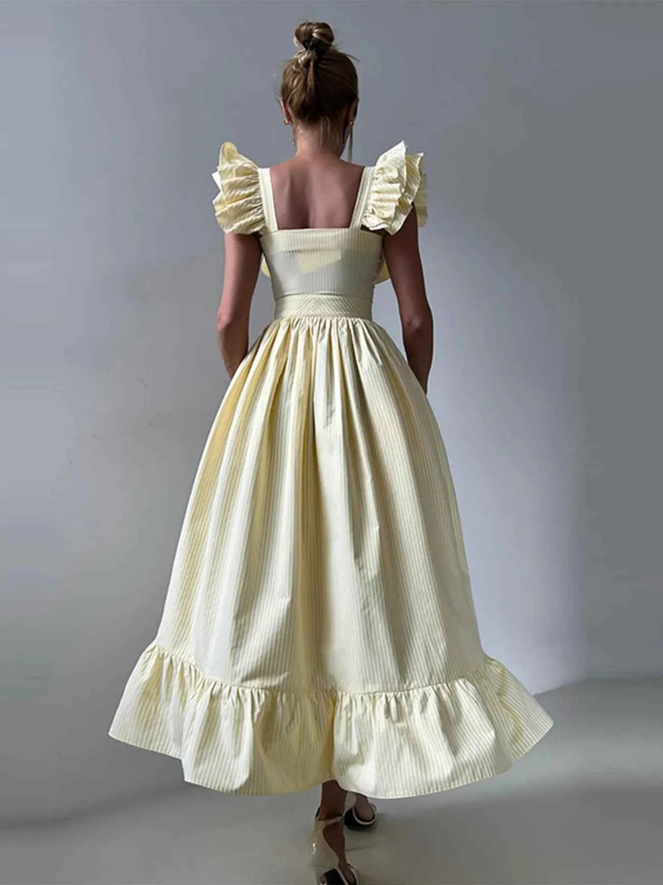 Robe à volants et à rayures, col carré - DevilShop
