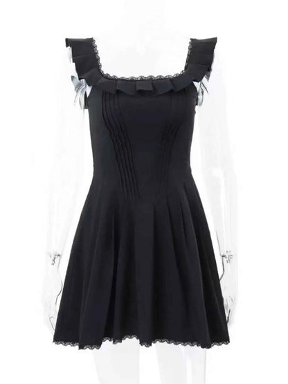 Mini-robe plissée col carré : élégance intemporelle et style moderne - DevilShop