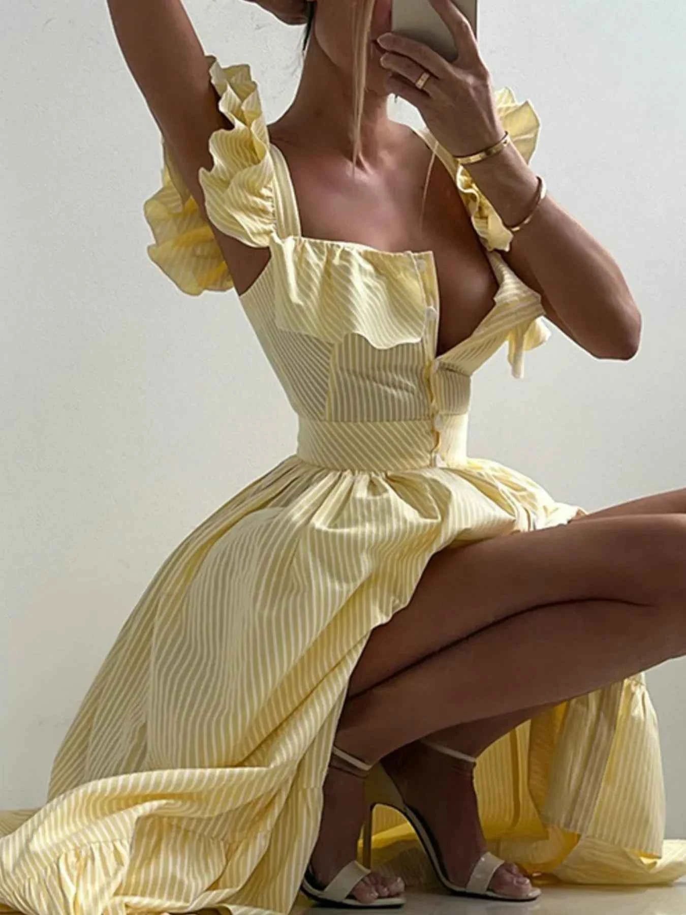 Robe à volants et à rayures, col carré - DevilShop