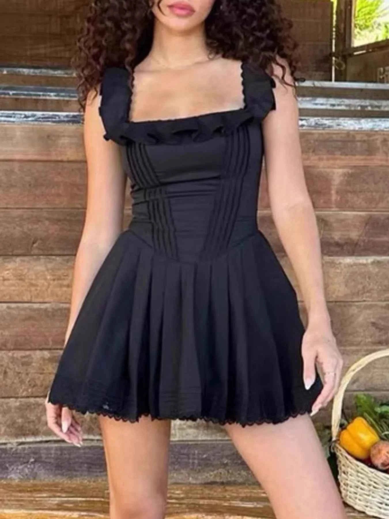 Mini-robe plissée col carré : élégance intemporelle et style moderne - DevilShop