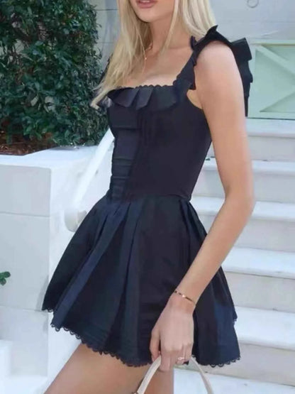 Mini-robe plissée col carré : élégance intemporelle et style moderne - DevilShop