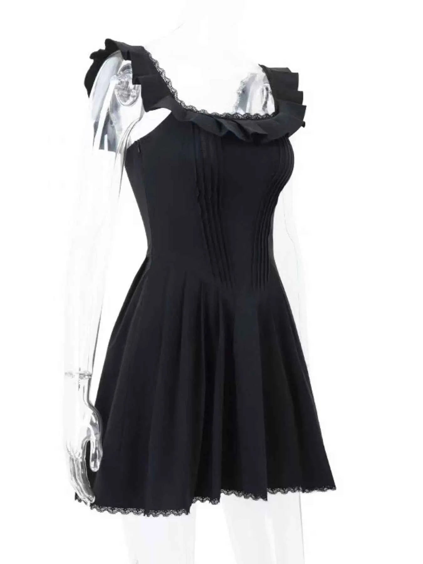 Mini-robe plissée col carré : élégance intemporelle et style moderne - DevilShop
