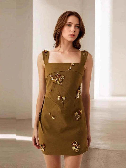 Robe courte col carré tendance pour un style unique - DevilShop