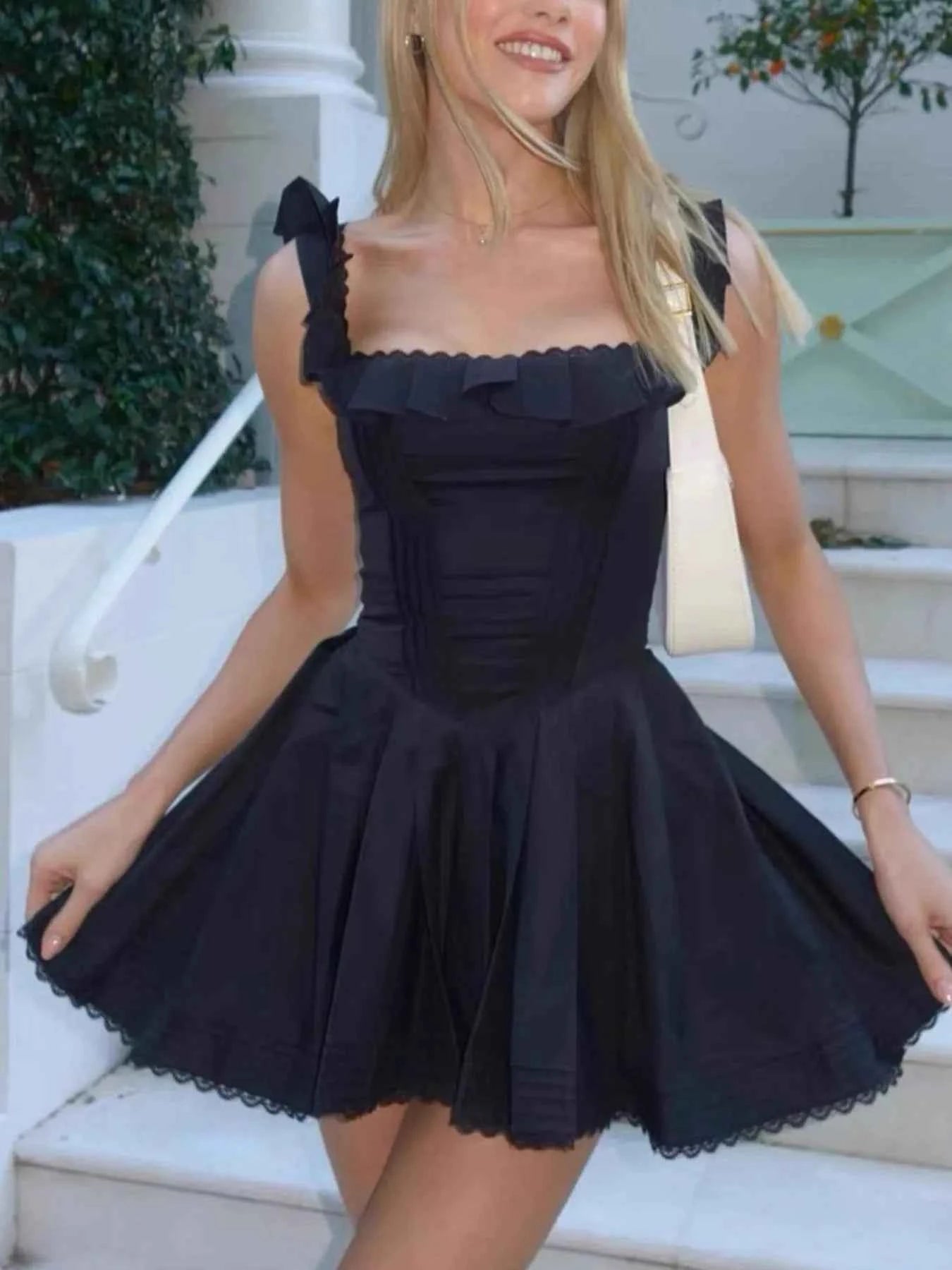 Mini-robe plissée col carré : élégance intemporelle et style moderne - DevilShop